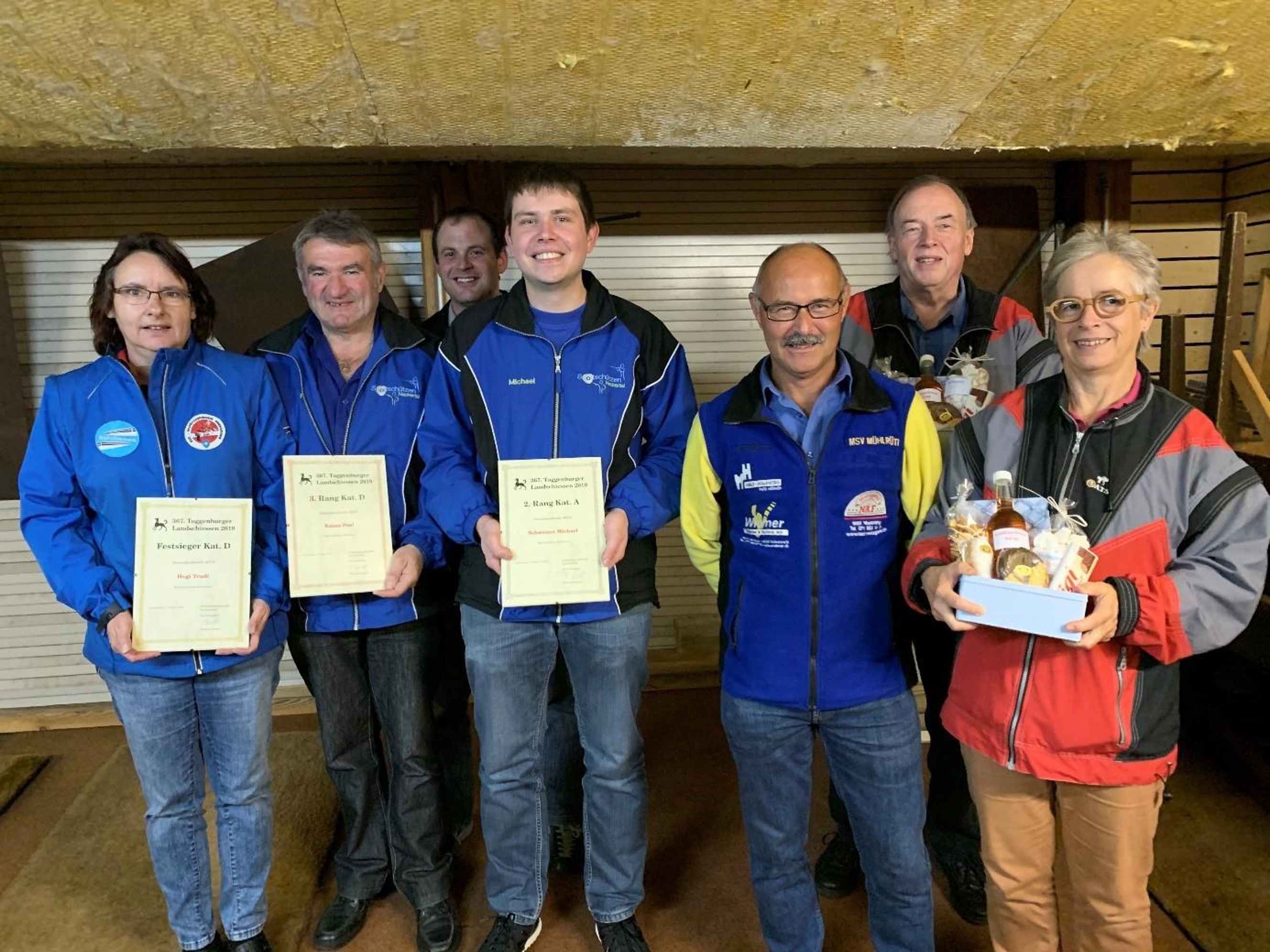 (v.l.): Trudi Hegi, SV Oberrieden, Festsiegerin Kat. D; Paul Knaus SpS Neckertal, 2. Rang Kat. D; Urs Schuler, SpS Neckertal, Siegerschütze im Vereinsstich «Säntis»; Michael Schweizer, SpS Neckertal, 2. Rang Kat. A; Peter Senn, 300m Sport Mosnang-Mühlrüti, Veteranensieger Kat. A; Erich Hagmann, MSV Oberrindal, 3. Rang Kat. E und Heidi Scherrer MSV Oberrindal aus der besten Toggenburgergruppe, freuen sich über die gewonnen Gaben.