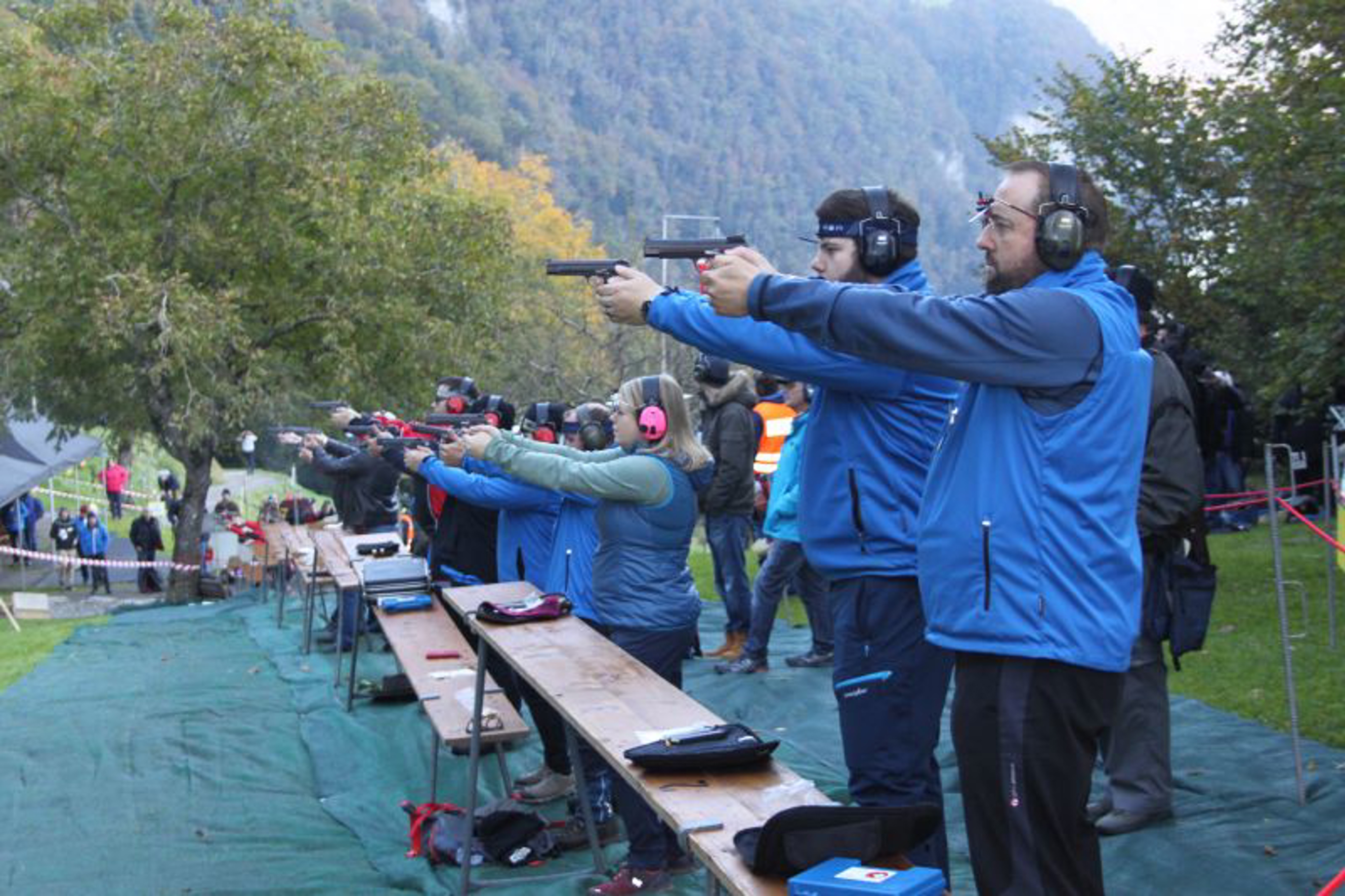 Pistolenschützinnen und -schützen auf der legendären Rütliwiese.