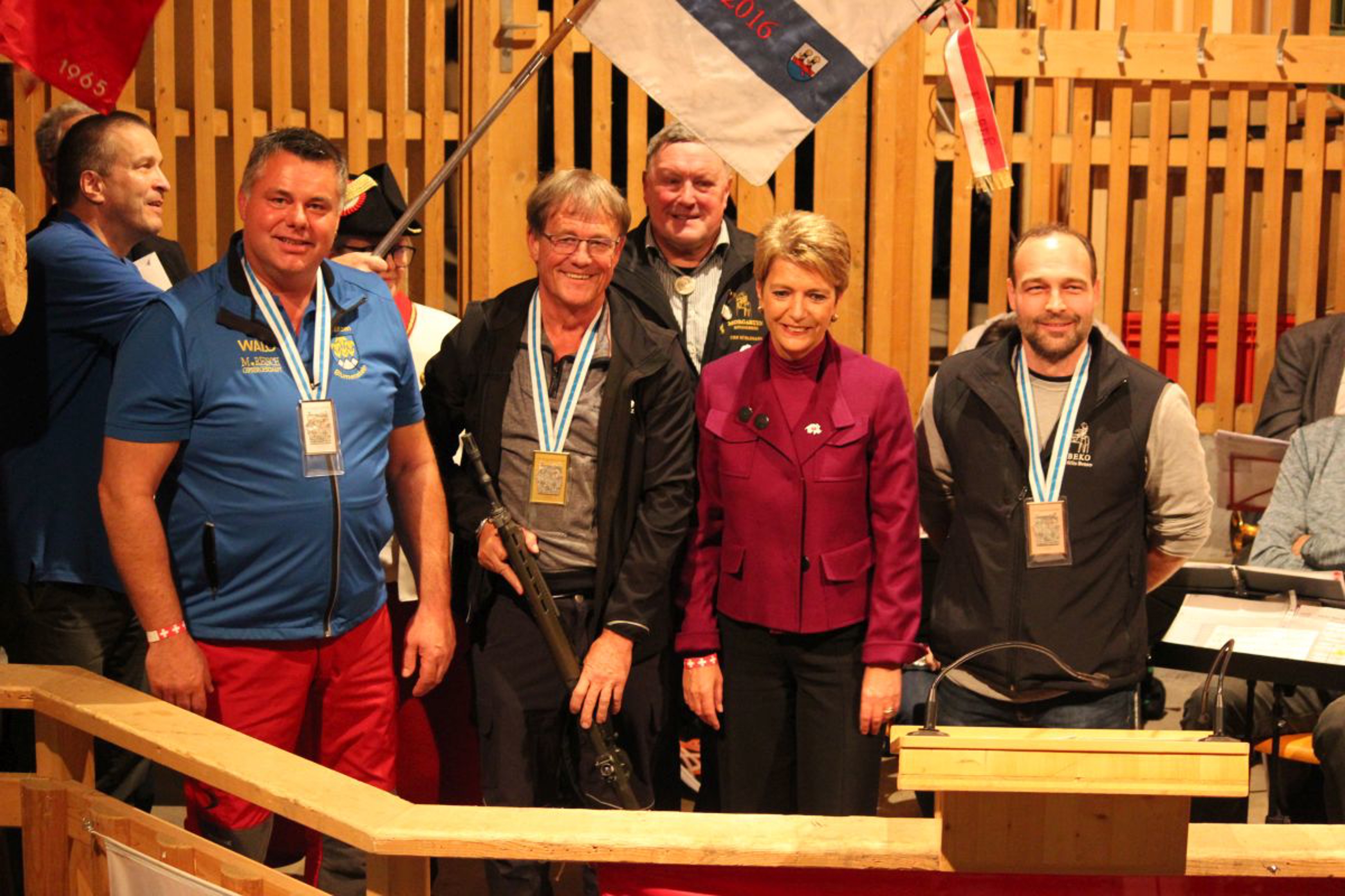 Die drei erfolgreichen Schützen Walter Wittwer, Josef Hotz und Benno Röllin mit Bundesrätin Karin Keller-Sutter bei der Preisübergabe (v.l.).