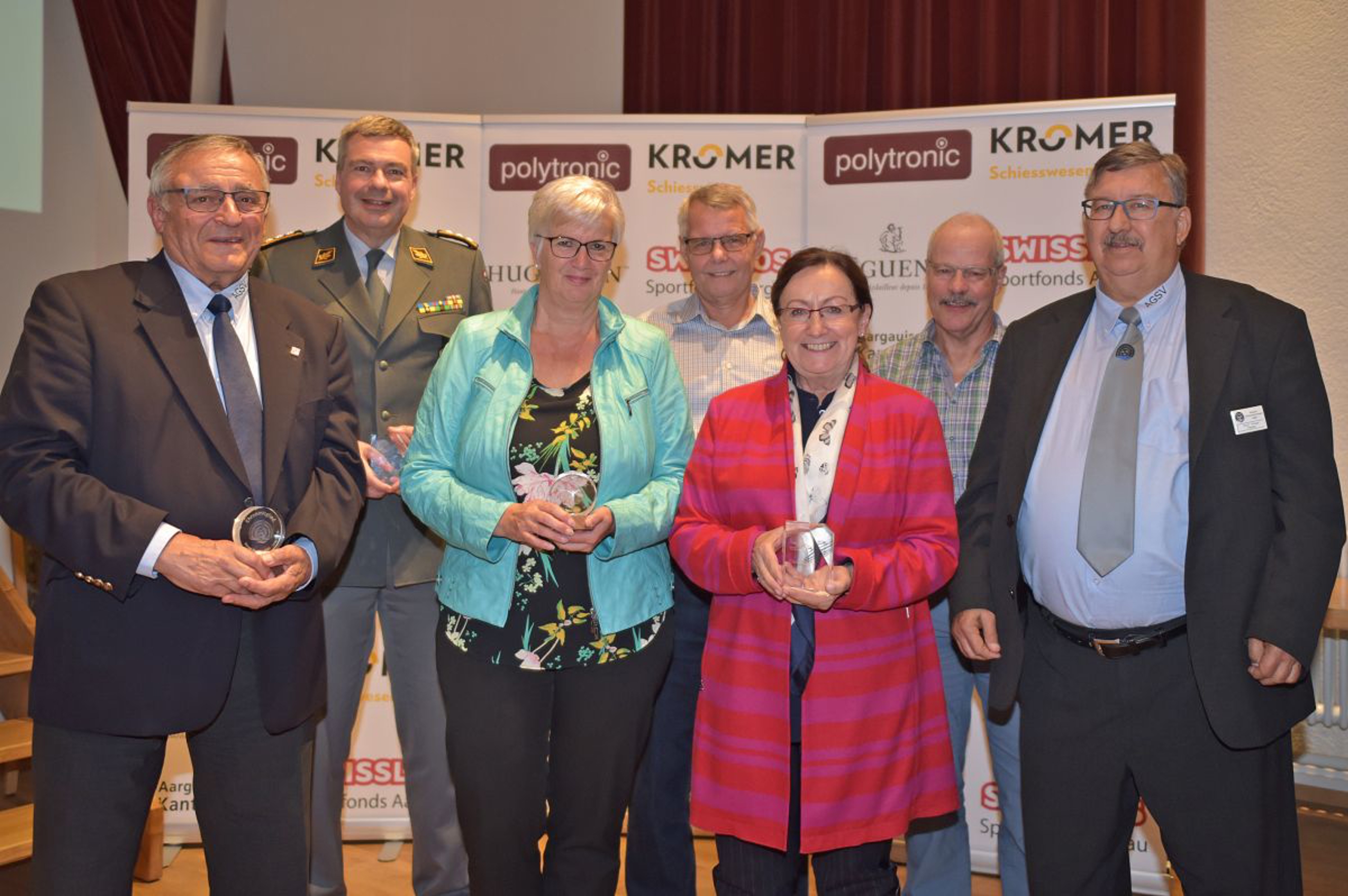 AGSV-Präsident Victor Hüsser (rechts aussen) mit sechs geehrten Persönlichkeiten: Werner Stauffer, Hans Peter Walser, Renate Keller, Herbert Fischer, Sylvia Flückiger und Fritz Dubi (v.l.).