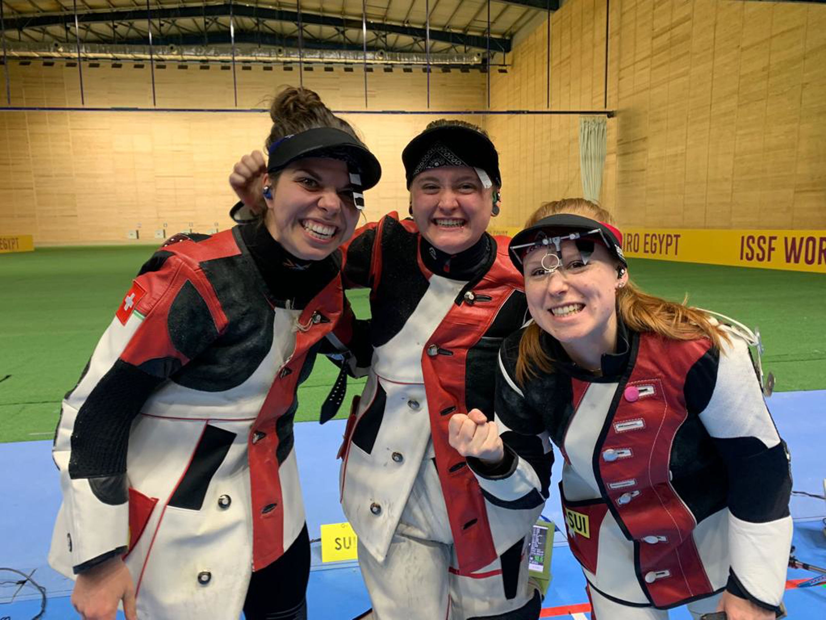 Chiara Leone, Franziska Stark und Nina Christen (v.l.) freuen sich über die Bronzemedaille.