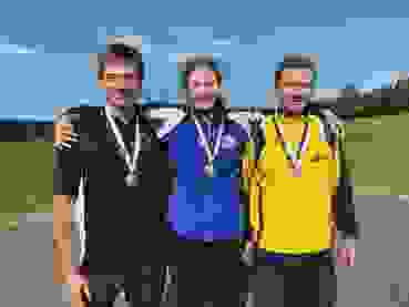 K1600_U19-U21.JPG Le podium juniors avec les trois médaillés : de gauche à droite Mateo Aebischer (argent), Alina Schmutz (or) et Gabriel Koch (bronze).