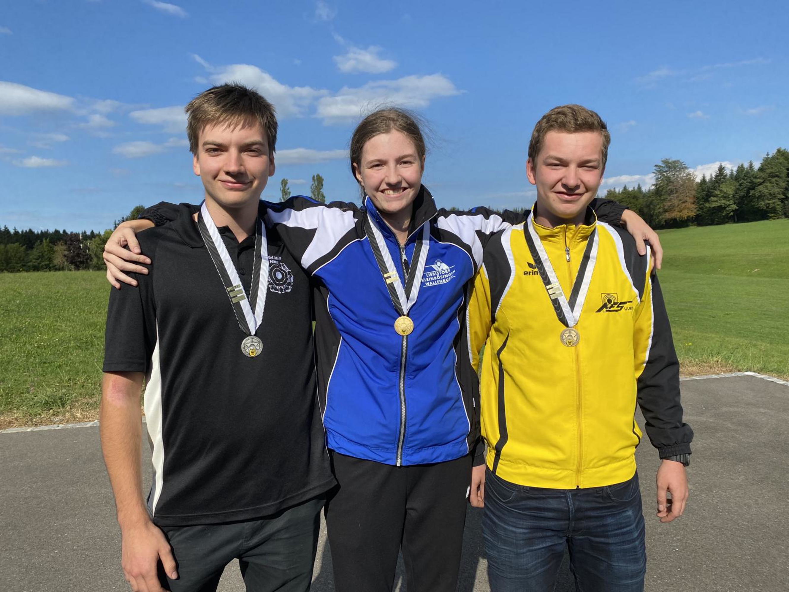 Le podium juniors avec les trois médaillés : de gauche à droite Mateo Aebischer (argent), Alina Schmutz (or) et Gabriel Koch (bronze).