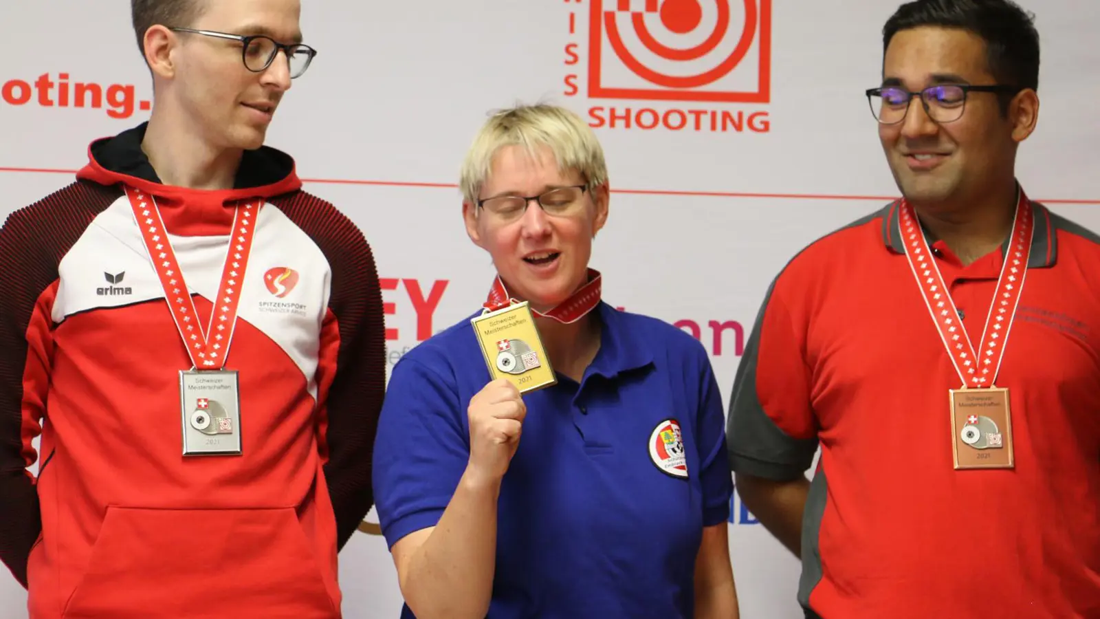 Männer blicken auf die Goldmedaillengewinnerin
