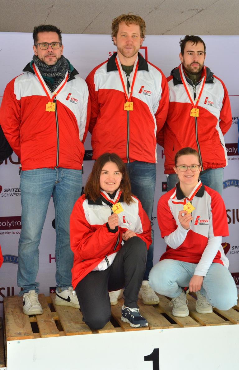 Sieger Solothurn mit (stehend v.l.) Fabio Sciuto, Jan Lochbihler und Simon Zellweger; (kniend v.l.): Michèle Bertschi und Janine Frei. 

