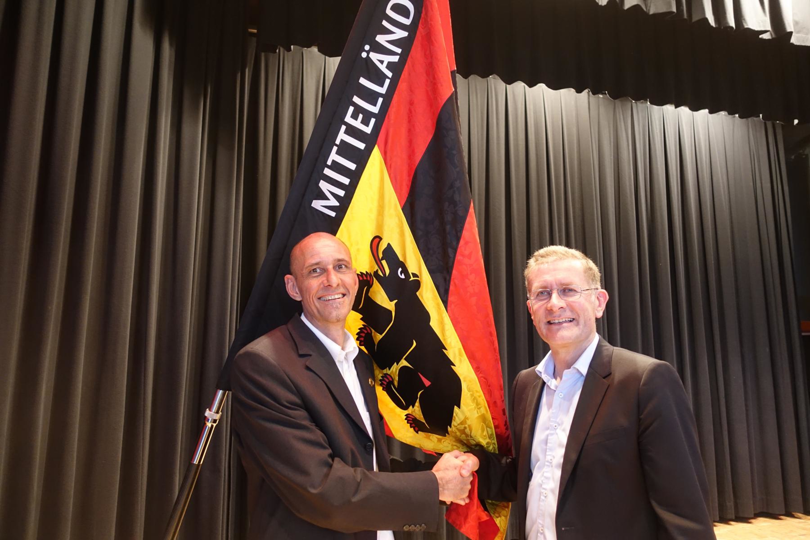 Gürbe Schiesssportverbandspräsident Stefan Schnegg begrüsst OK-Präsident Christoph Neuhaus.