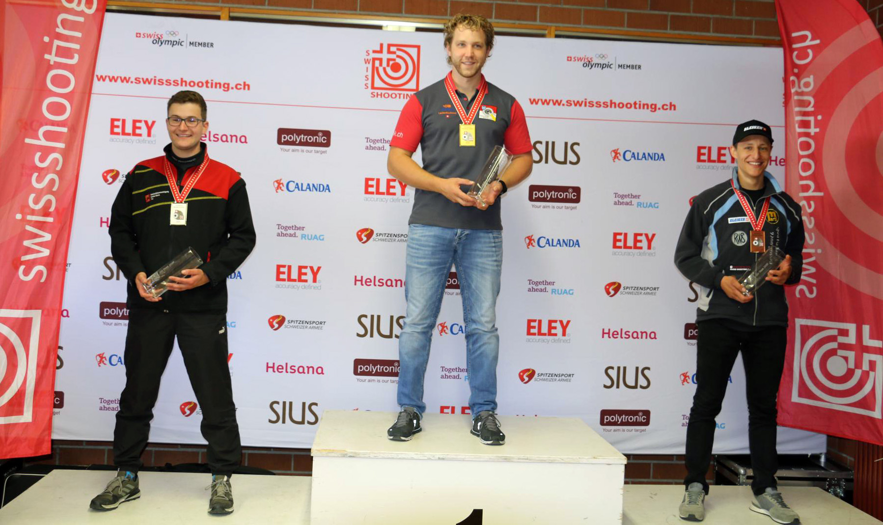 Schweizermeister Jan Lochbihler, flankiert von Tim Landolt (2., links) und dem Dritten Christoph Dürr.