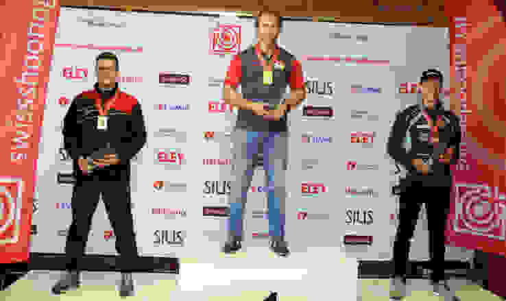 Podest G50m liegend Männer.jpg Schweizermeister Jan Lochbihler, flankiert von Tim Landolt (2., links) und dem Dritten Christoph Dürr.