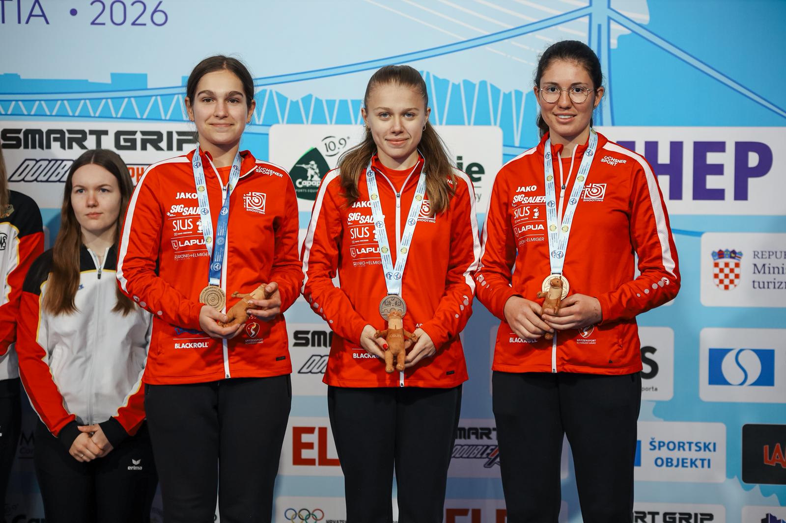 Ekaterina Chenikova, Alina Schmid und Martina Herrli gewinnen in der Teamwertung der Dreistellung EM-Bronze. 