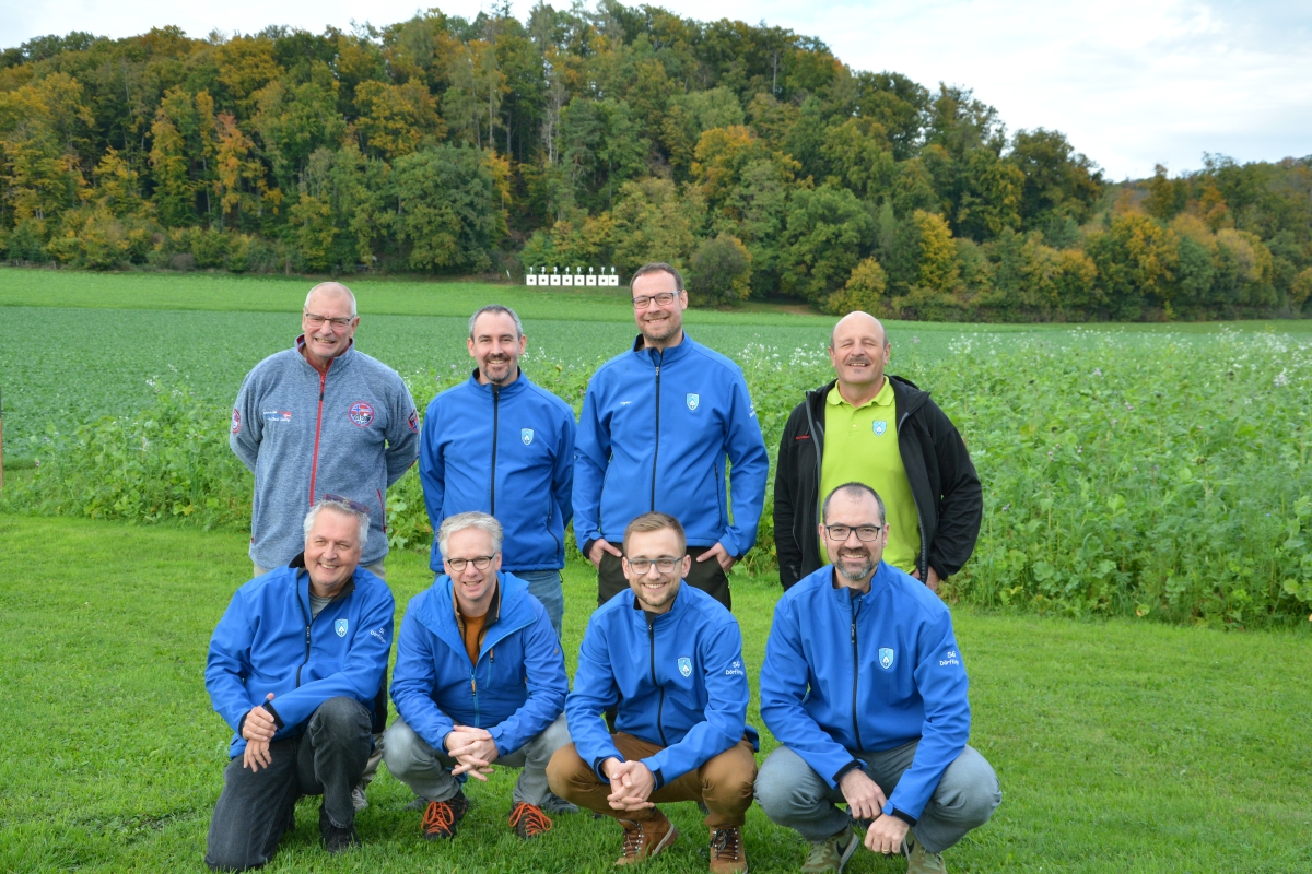 Die Siegermannschaft aus Dörflingen: hintere Reihe: Christian Risch, Martin Schwizer, Christian «Tiger» Risch und Peter Steiger. Vordere Reihe: Godi Bossert, Rico Blanz, Marco Keller und Philipp Zumbühl (v.l.).