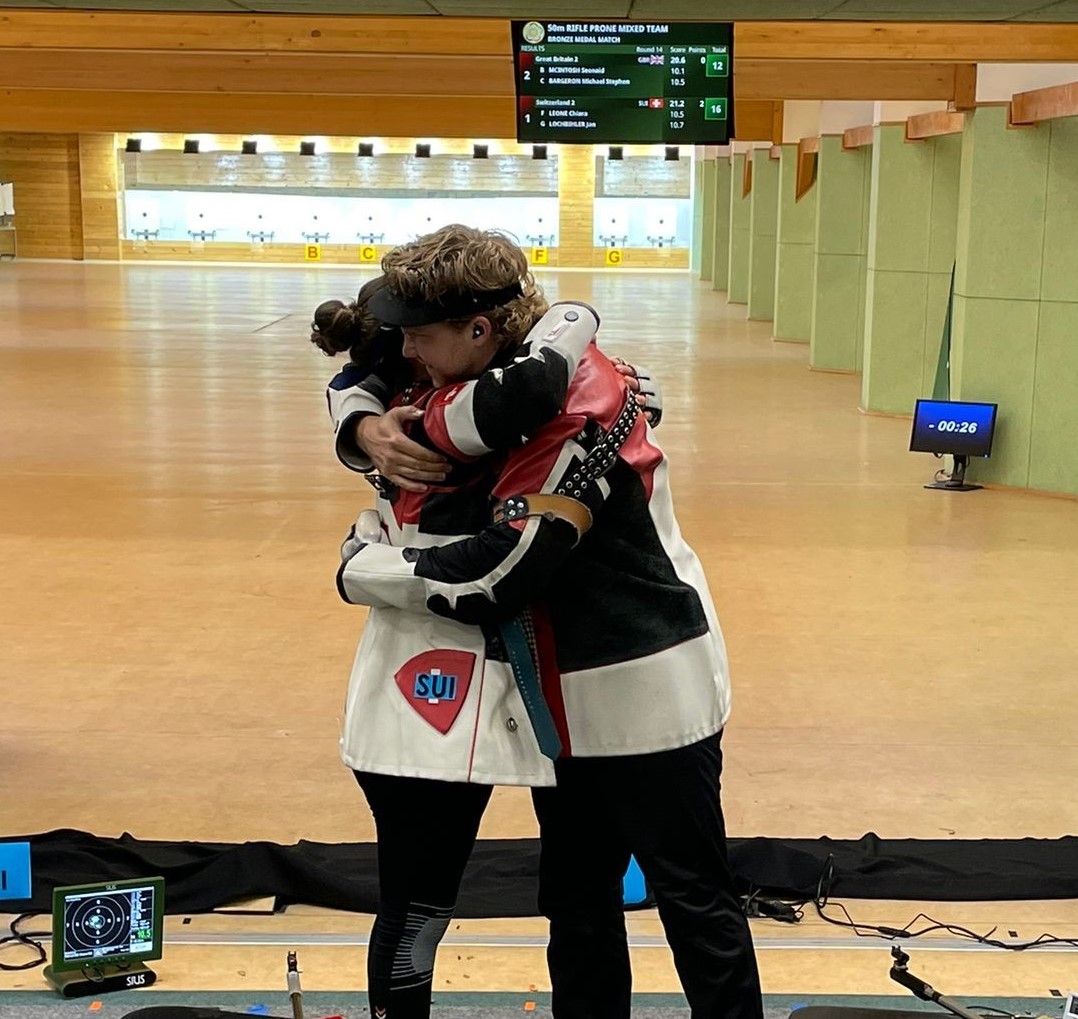 Innige Umarmung: Leone und Lochbihler unmittelbar der gewonnener Bronzemedaille.