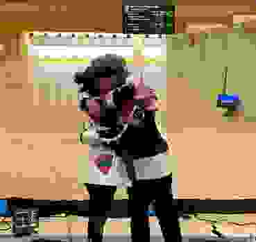 1.jpg Innige Umarmung: Leone und Lochbihler unmittelbar der gewonnener Bronzemedaille.