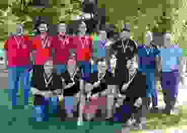 K1600_Ansermet.JPG Le podium de la finale du championnat fribourgeois de groupes au pistolet 25 m : devant Schmitten-Flamatt (1er - Urs Blatti, Laura Rumo, Laurent Stritt, Dominik Brülhart) et derrière en rouge Bulle (2e - Jean-Jacques Mornod, Marc Carillo, Lucas Jaquet, Samuel Grangier) et Chevrilles-Tinterin (3e - Richard Fornerod, Grégory Emmenegger, Gérard Gendre, Peter Buntschu).