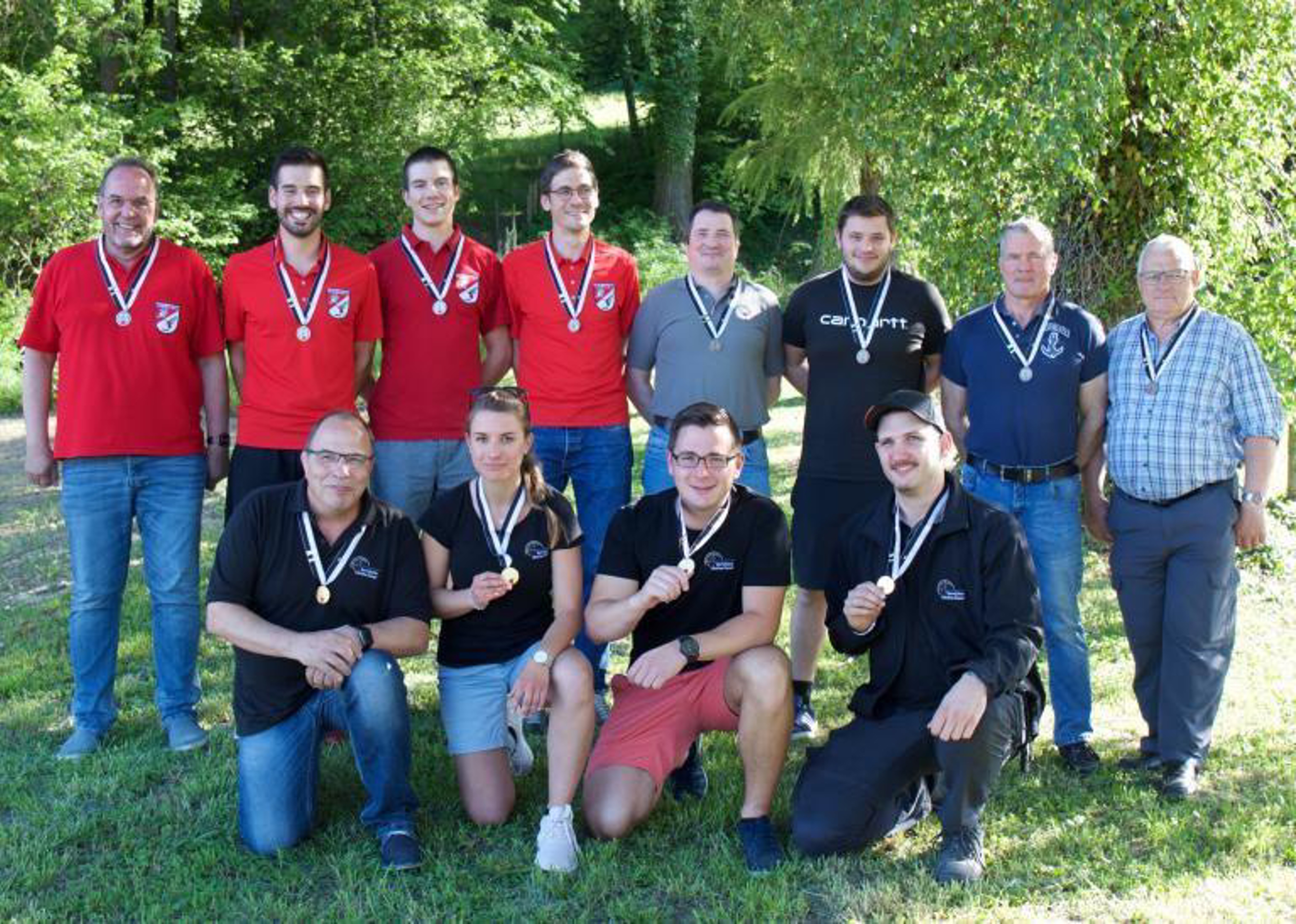 Le podium de la finale du championnat fribourgeois de groupes au pistolet 25 m : devant Schmitten-Flamatt (1er - Urs Blatti, Laura Rumo, Laurent Stritt, Dominik Brülhart) et derrière en rouge Bulle (2e - Jean-Jacques Mornod, Marc Carillo, Lucas Jaquet, Samuel Grangier) et Chevrilles-Tinterin (3e - Richard Fornerod, Grégory Emmenegger, Gérard Gendre, Peter Buntschu).