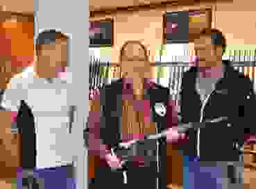 K800_DSC_4125-bearb.JPG Daniel und Rolf Grünig bei der Preisübergabe an Gewinner Markus Rickli.