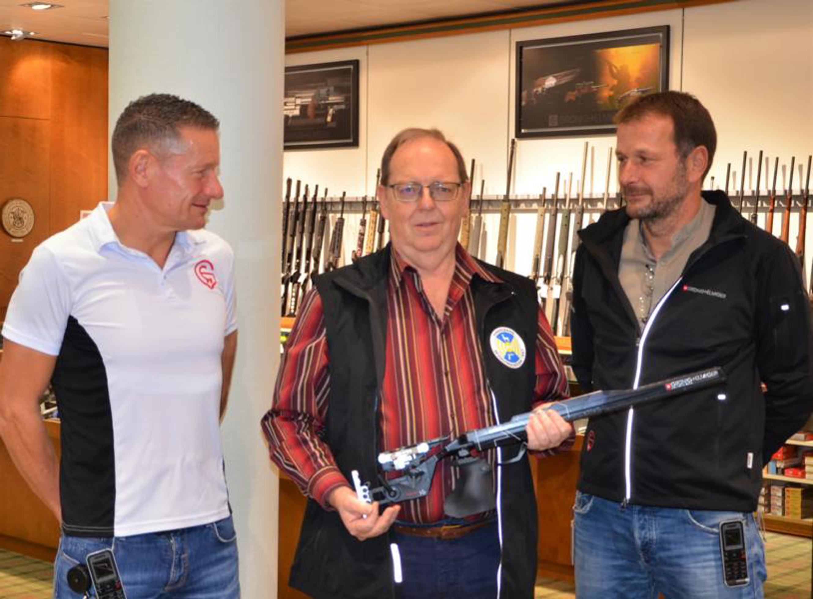 Daniel und Rolf Grünig bei der Preisübergabe an Gewinner Markus Rickli.