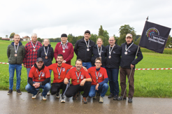 Bild1 Podest: Reihe oben (v.l): 3. Düdingen, 2. Schmitten-Flamatt II; kniend: Sieger Bulle-Grevîre I