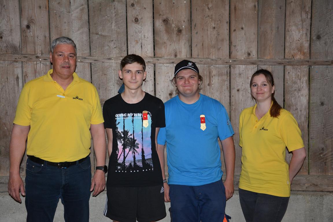 Die Gewinner (Bildmitte v.l.): Daniel Schneidewind und Niklaus Moderlak 
(ganz links: SHKSV-Pistolenchef Alain Schneider, rechts: SHKSV-Nachwuchschefin Céline Depeder)