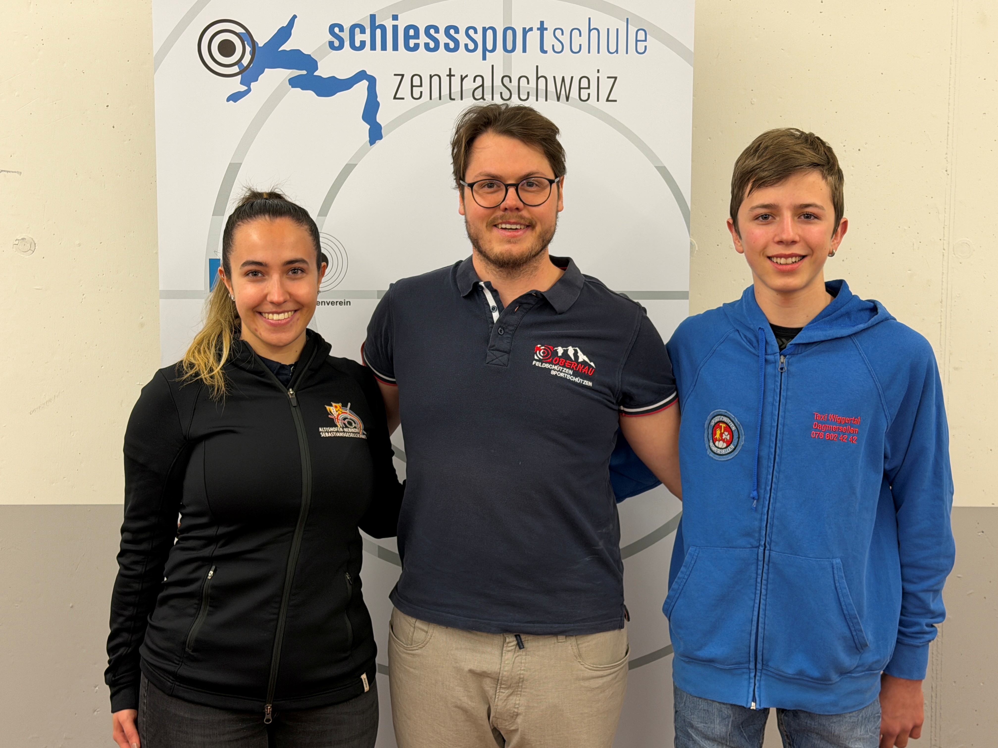 Iwan Bolzern (Mitte) sicherte sich den Kantonalmeistertitel in der Elite-Kategorie mit dem Gewehr 10 Meter. Catarina Almeida gewann Silber, Florian Hodel Bronze.