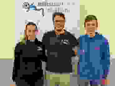 Podest G10 Elite Iwan Bolzern (Mitte) sicherte sich den Kantonalmeistertitel in der Elite-Kategorie mit dem Gewehr 10 Meter. Catarina Almeida gewann Silber, Florian Hodel Bronze.