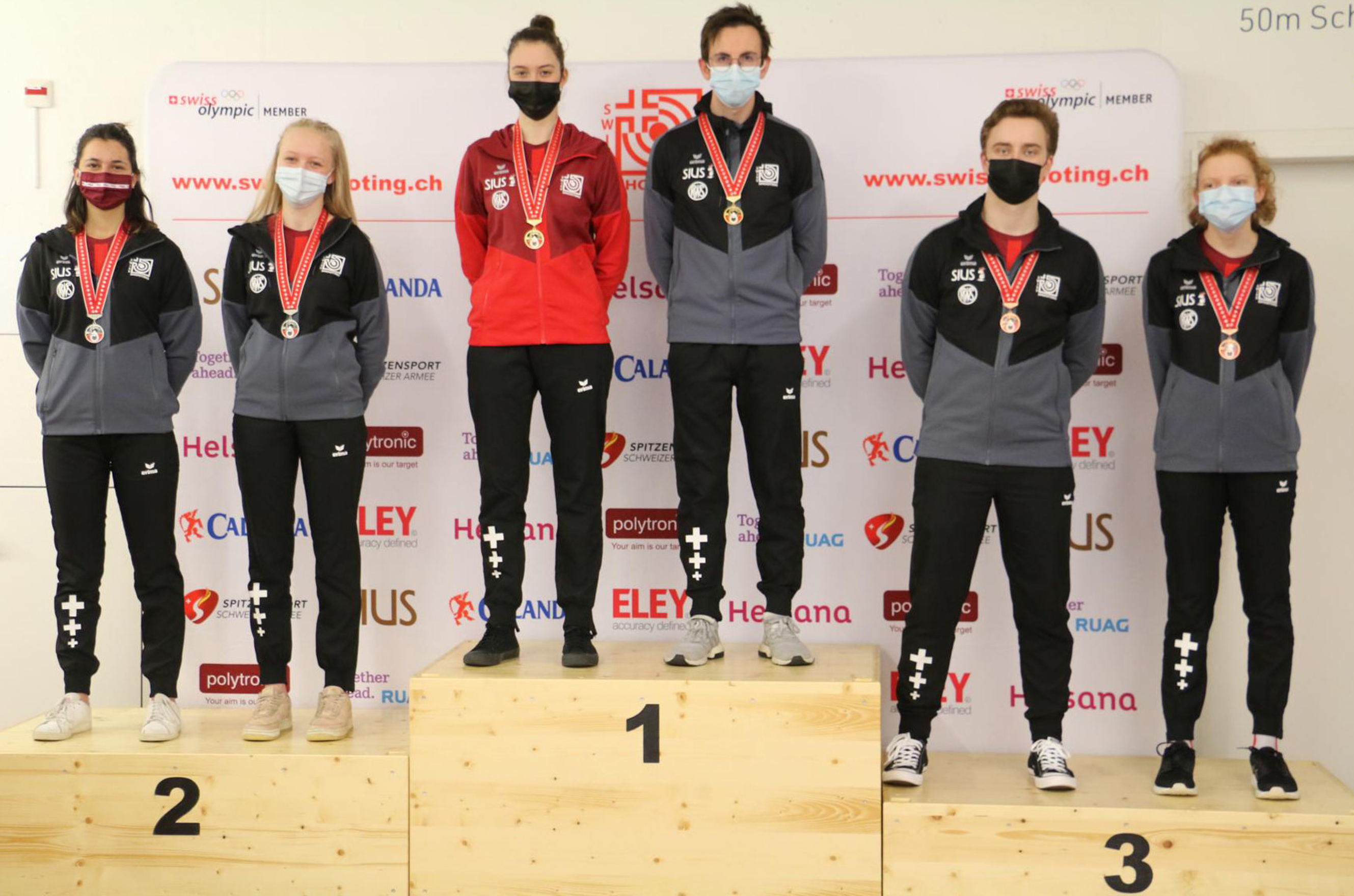 Das siegreiche Zürcher Duo Marta Szabo und Sven Bachofner zuoberst auf dem Podest, flankiert von den Waadtländerinnen Giulia Scuderi und Audrey Goy auf Platz 2 sowie den Dritten Nicola Krainer FR und Audrey Gogniat JU.