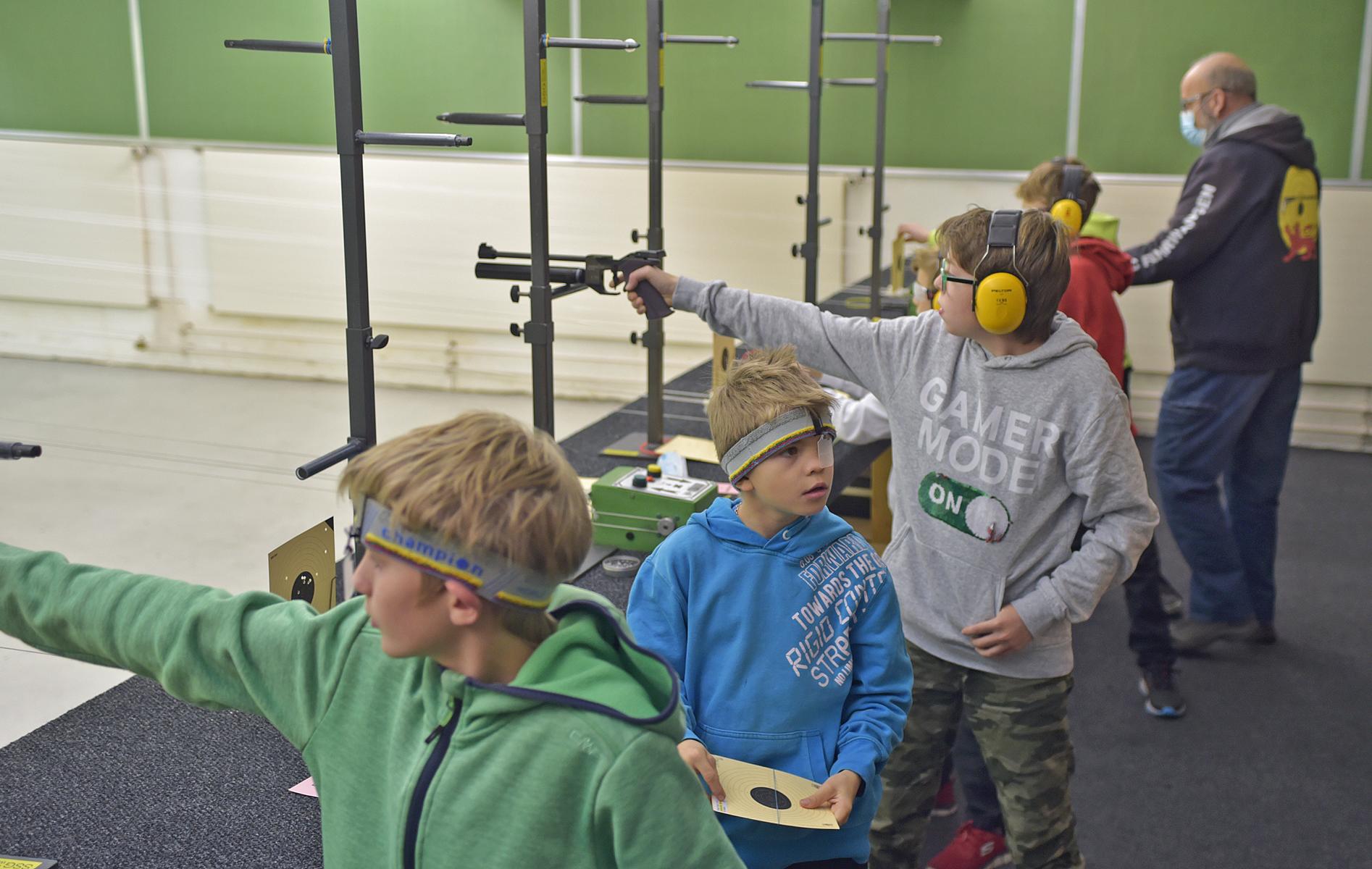 Der jüngste Pistolennachwuchs in der Schiessanlage im Badener Esp im Wettkampfeinsatz