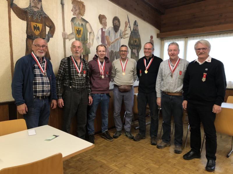 Ehre wem Ehre gebührt: Die Medaillengewinner der diesjährigen Meisterschaften mit Renato Steffen (r) .