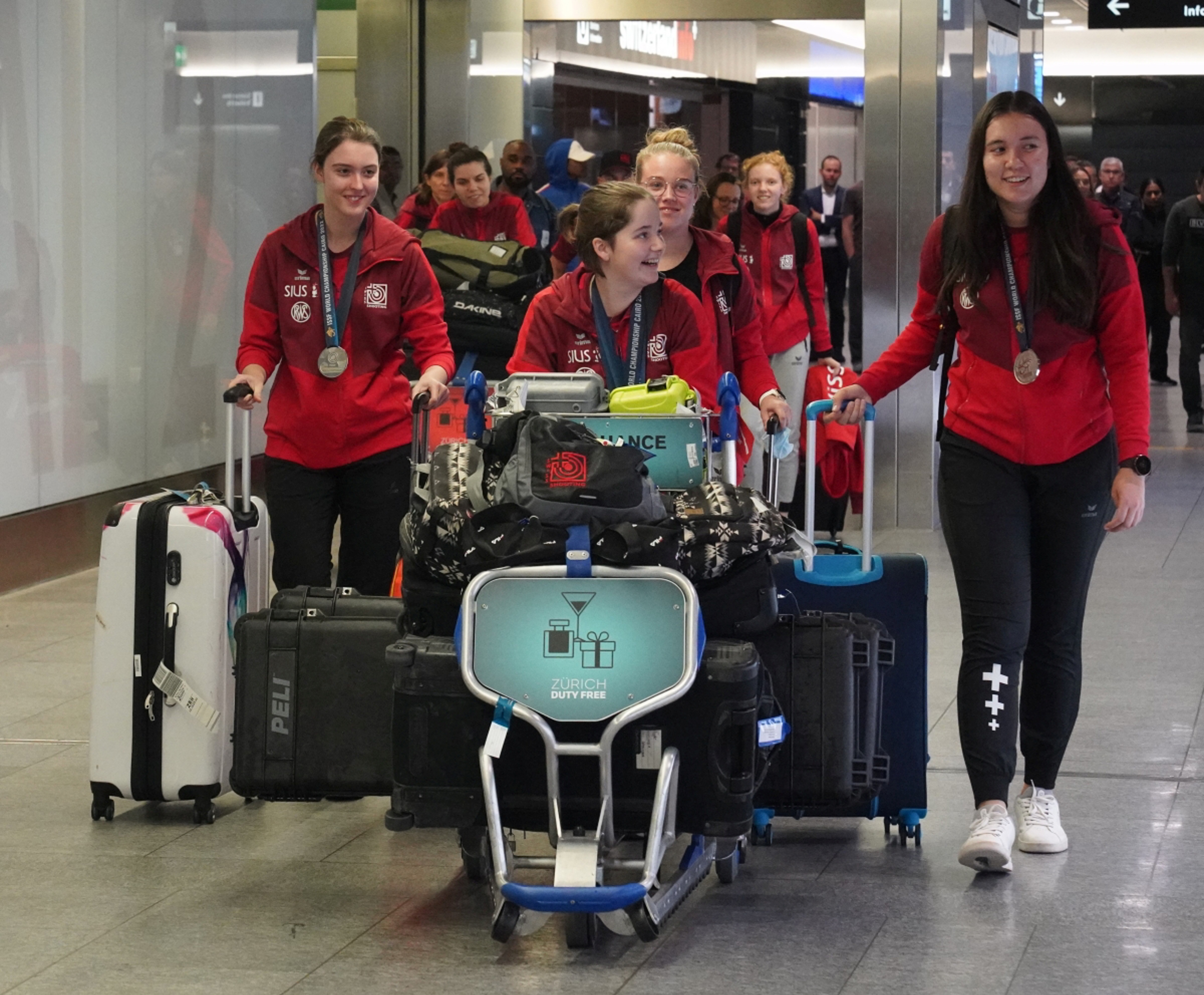 Die erfolgreichen WM-Juniorinnen sind mit viel Gepäck aus Kairo zurückgekehrt.