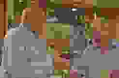 brunner-dubi13a.jpg Leistungssportchef Marcel Brunner (links) beschenkt den abtretenden Ressortleiter Pistole 50m, Fritz Dubi.