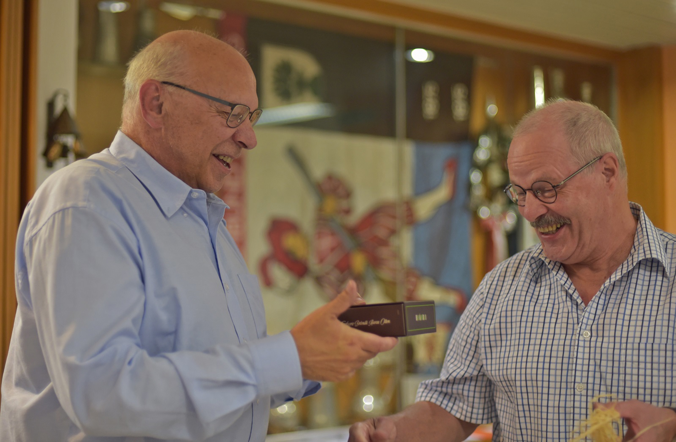 Leistungssportchef Marcel Brunner (links) beschenkt den abtretenden Ressortleiter Pistole 50m, Fritz Dubi.