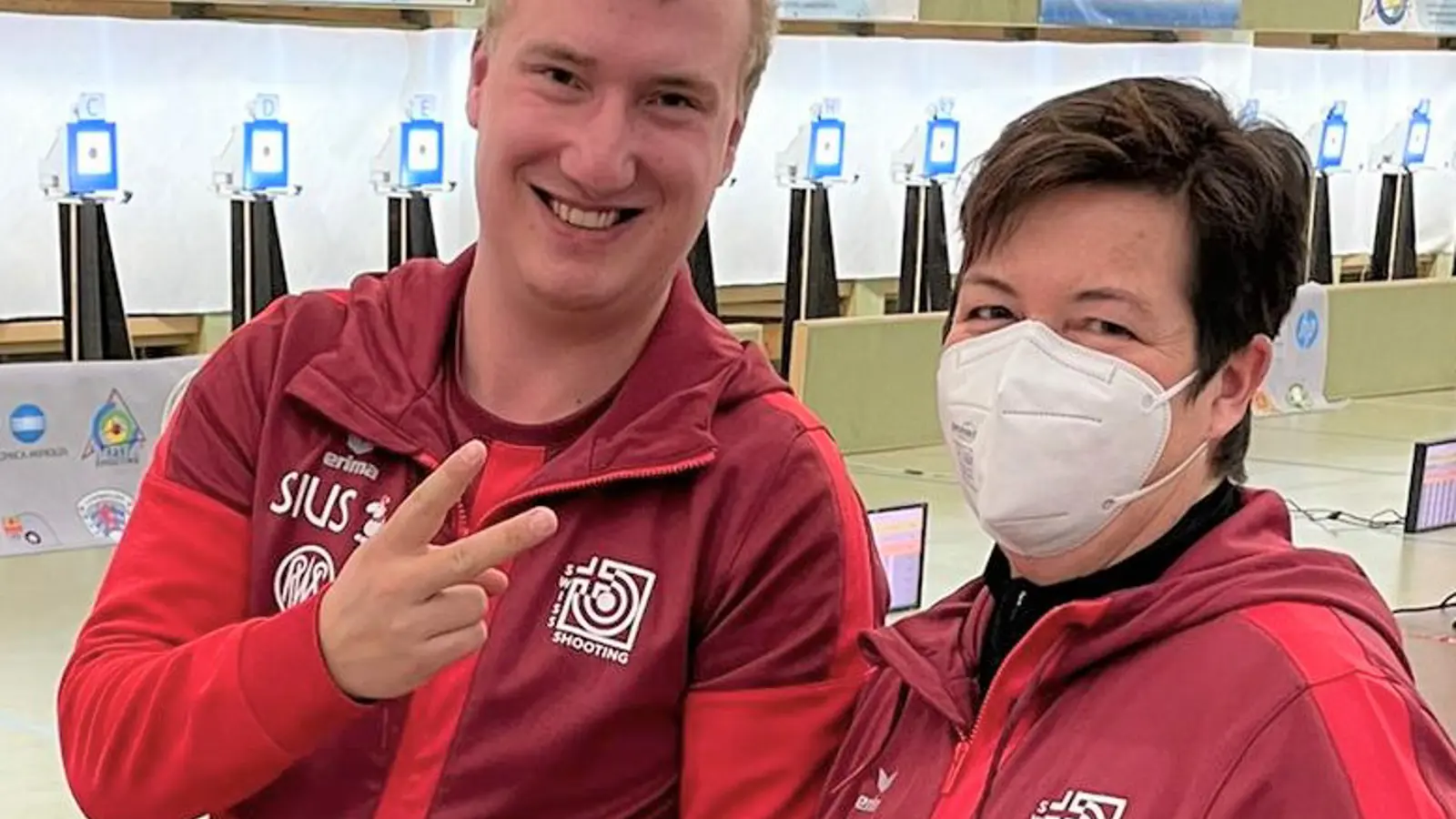 ADRIAN SCHAUB MIT TRAINERIN