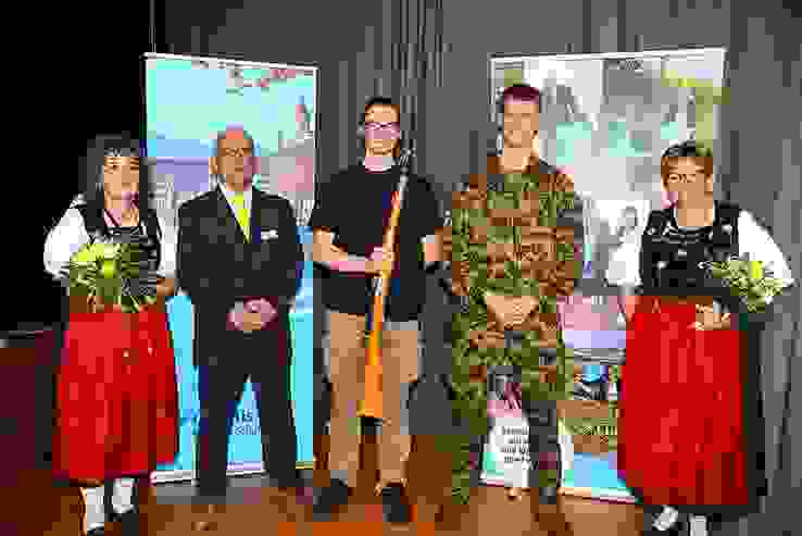 DSC 1290 Kreiskommandant Hauptmann Steven Senn übergibt dem neuen JS-Feldmeister Nuri Rey aus Rüdlingen den begehrten Karabiner. Flankiert von den Ehrendamen (links: Conny Pletscher und (rechts) Hilde Wanner. Ebenfalls auf dem Foto: JS-Chef, Daniel Zweifel.