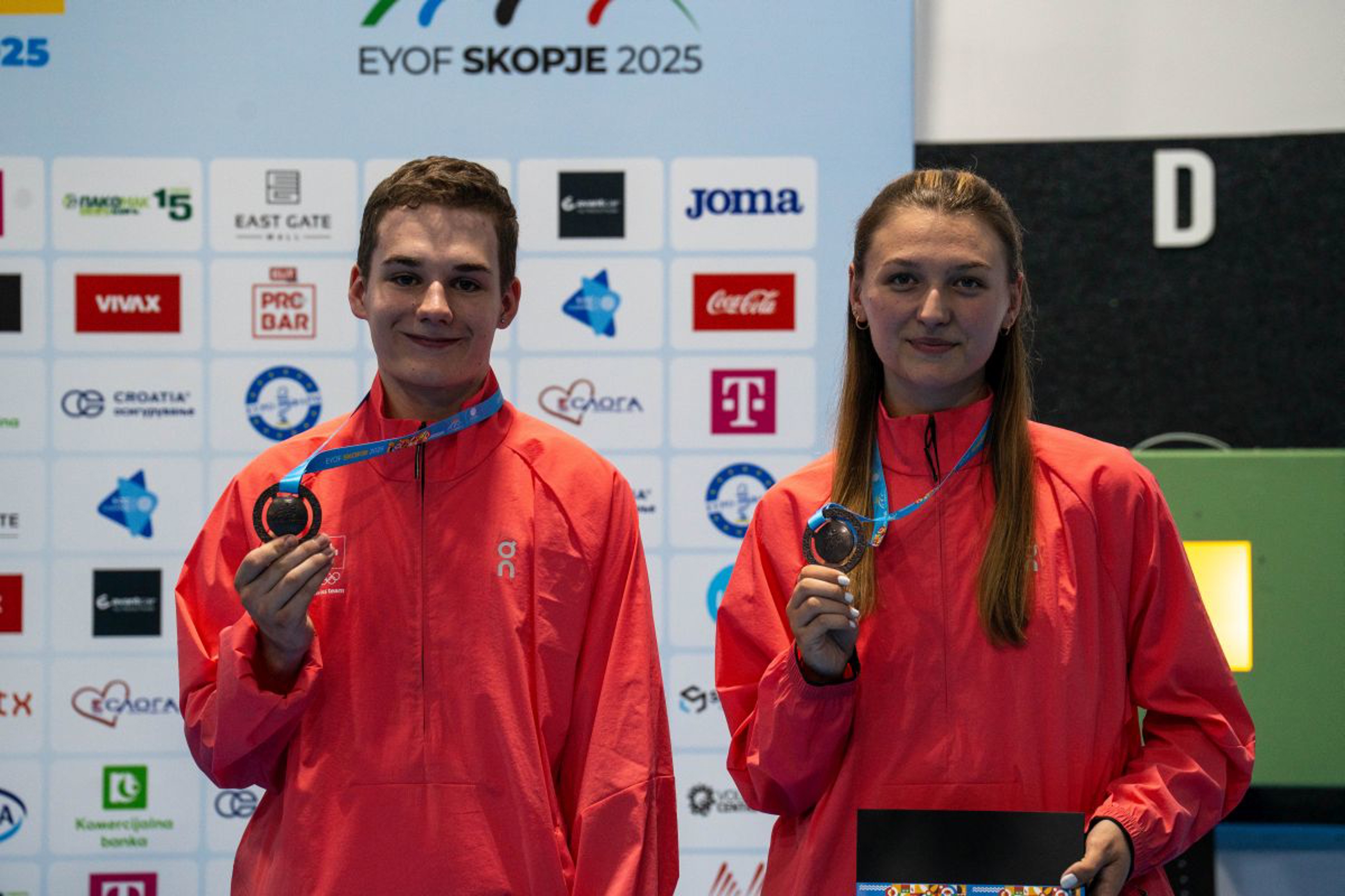 Dorian Saillen und Emely Jäggi mit der Bronzemedaille. 
(Bild: Swiss Olympic)