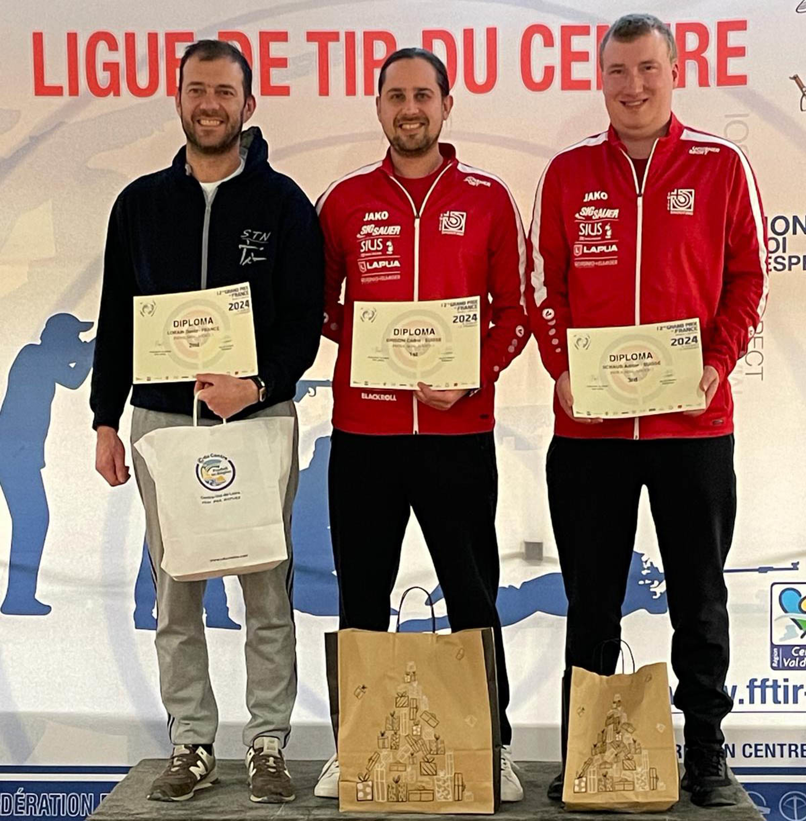 Podest P10m Männer vom Samstag: 2. David Lorain (FRA), 1. Cédric Grisoni, 3. Adrian Schaub