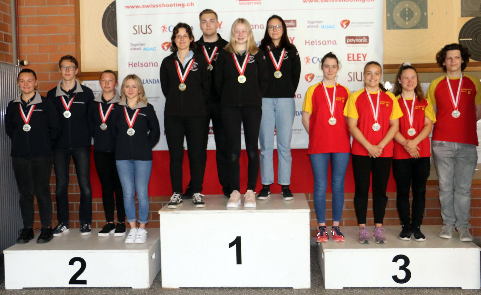 Die siegreichen Gruppe bei den Junioren von Büren-Oberdorf mit den Silbermedaillengewinnern aus Niedernuchsiten und Pfäffikon SZ, das Bronze holte