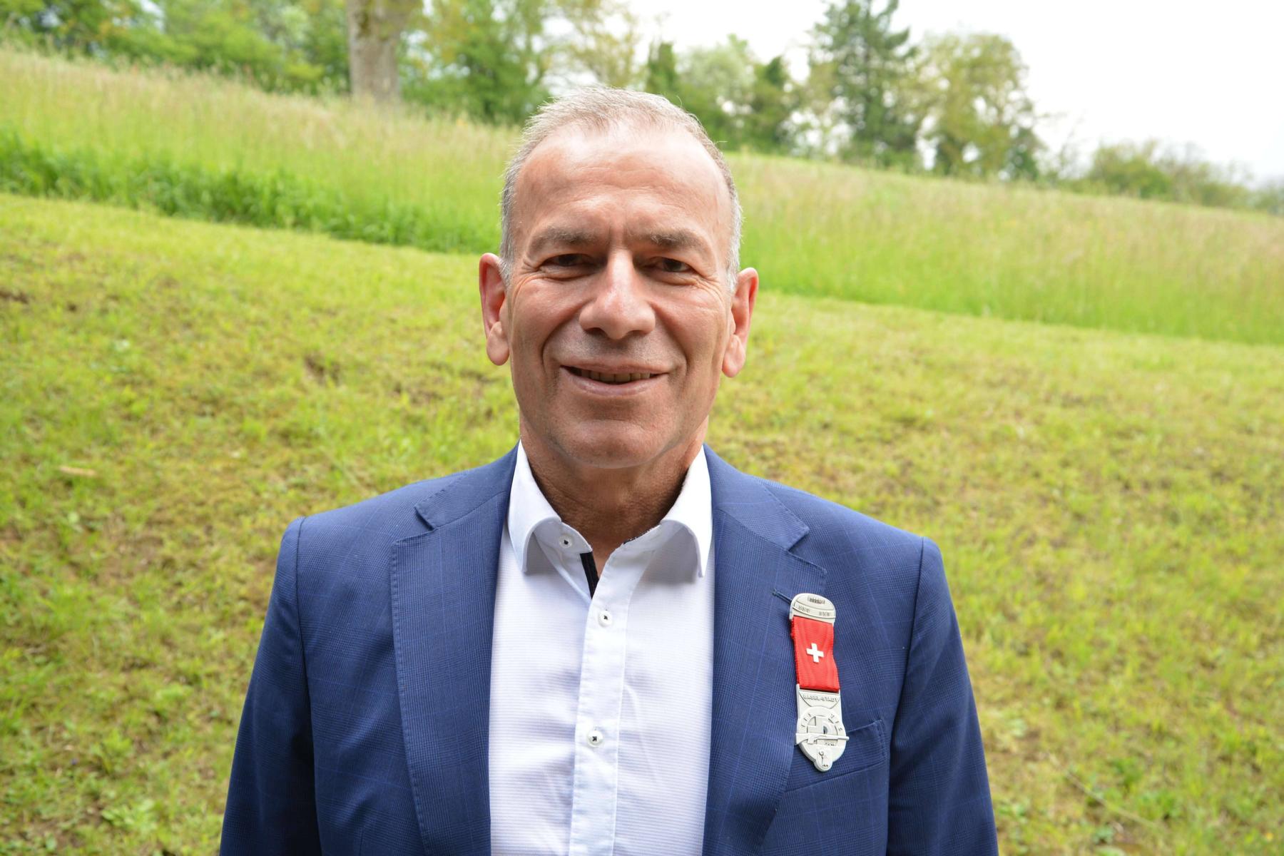 Der SH-Ständerat Hannes Germann mit dem Kranzabzeichen.