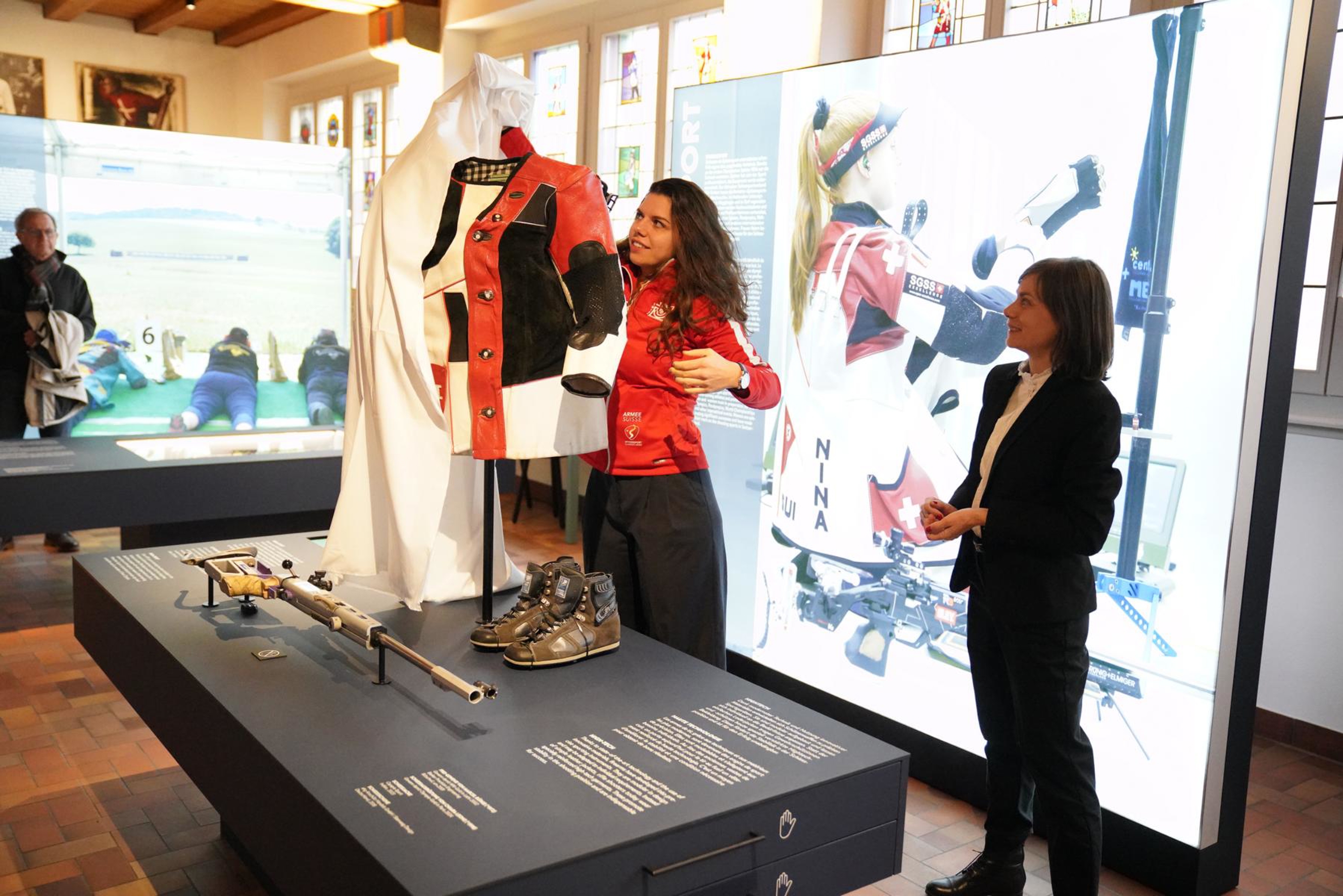 Chiara Leone enthüllt ihre Olympia-Schiessjacke. Mit dieser hat die Aargauerin 2024 in Paris Gold gewonnen. 