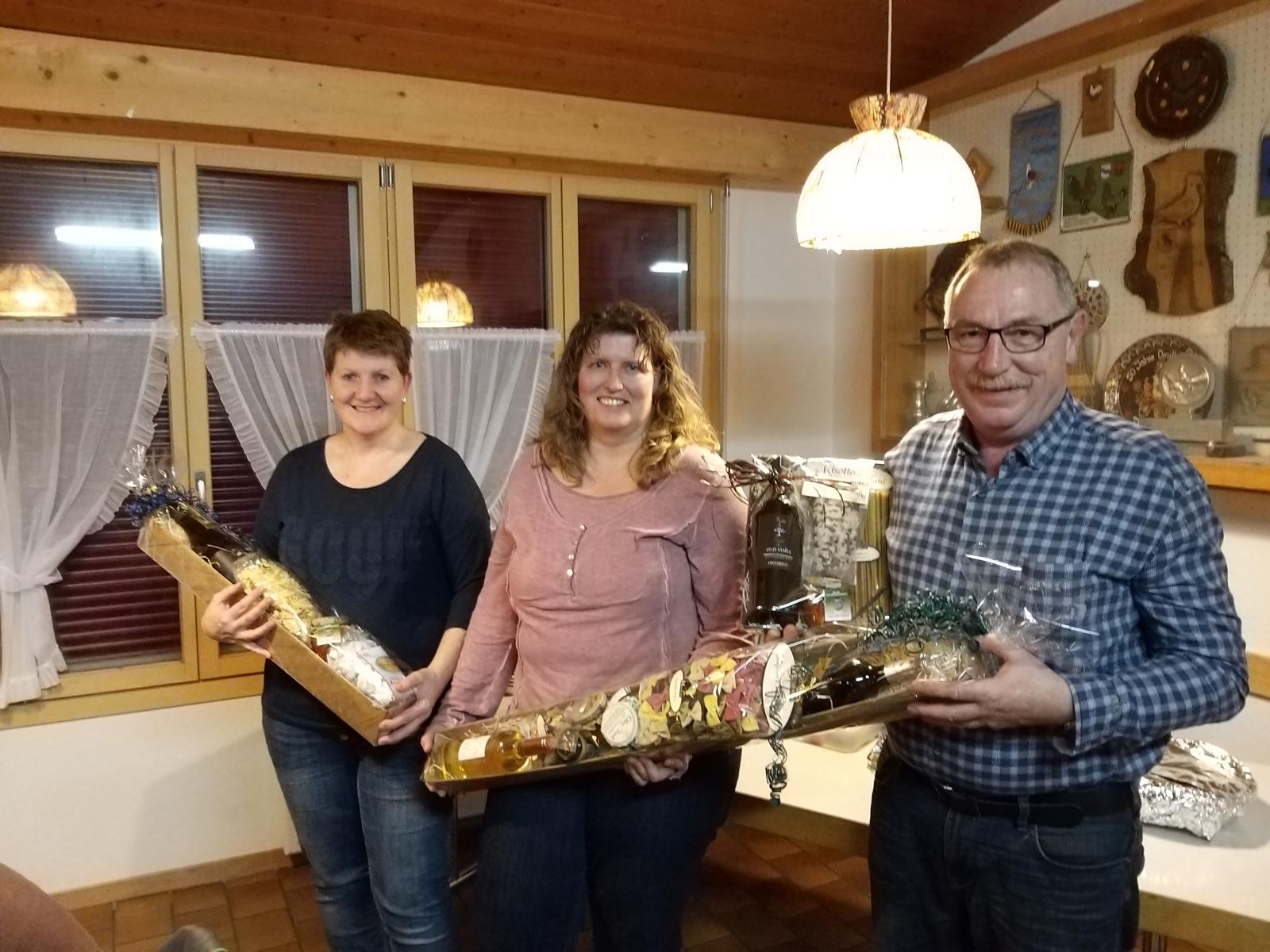 Die drei Besten am 21. Altjahres-Schluss-Schuss-Schiessen (von links): die zweitklassierte Daniela Brönnimann, Siegerin Nadia von Niederhäusern und der drittplatzierte Fritz Kislig,