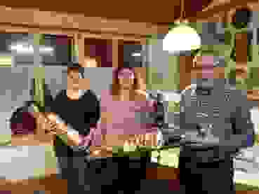 2018-12-29_Altjahres-Schluss-Schiessen.JPG Die drei Besten am 21. Altjahres-Schluss-Schuss-Schiessen (von links): die zweitklassierte Daniela Brönnimann, Siegerin Nadia von Niederhäusern und der drittplatzierte Fritz Kislig,