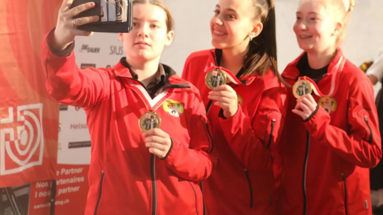 Die Siegerinnen bei den U21 machen ein Selfie 