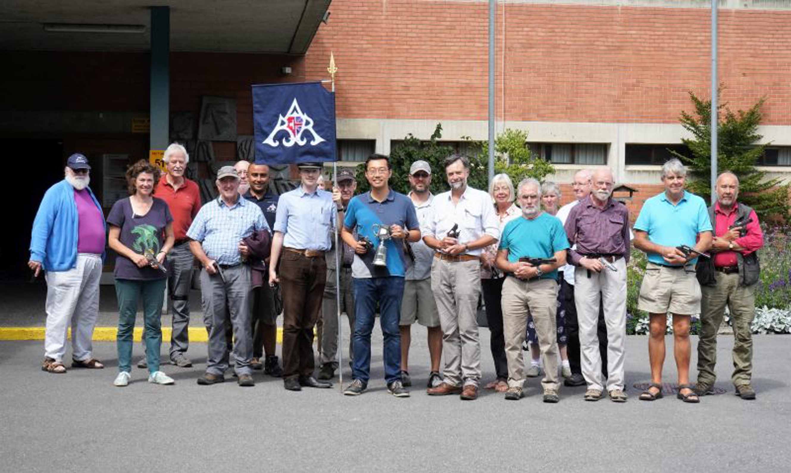 Die Pistolenschützen der British Alpine Rifles.