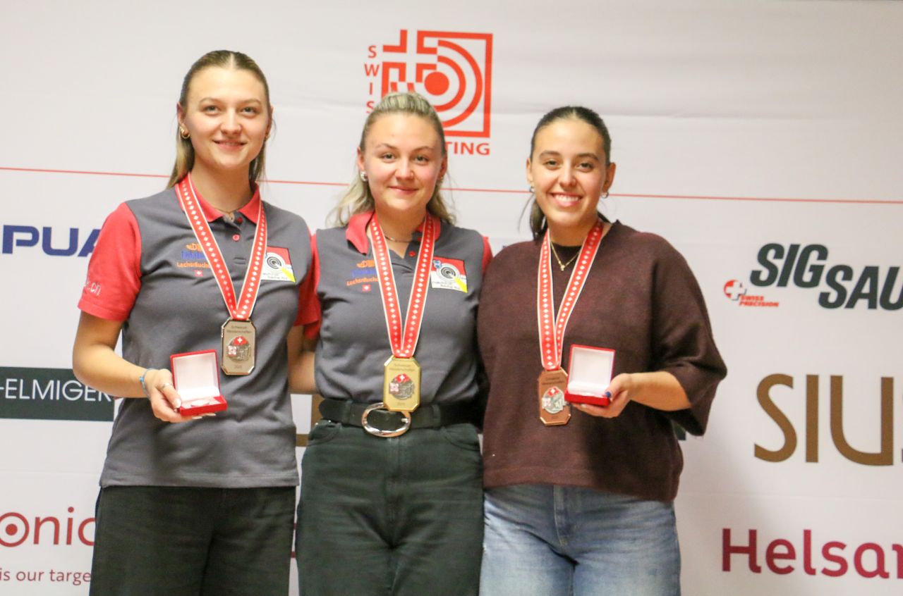 (v.l.) Emely und Vivien Jäggi mit Alexia Tela auf dem Podest.