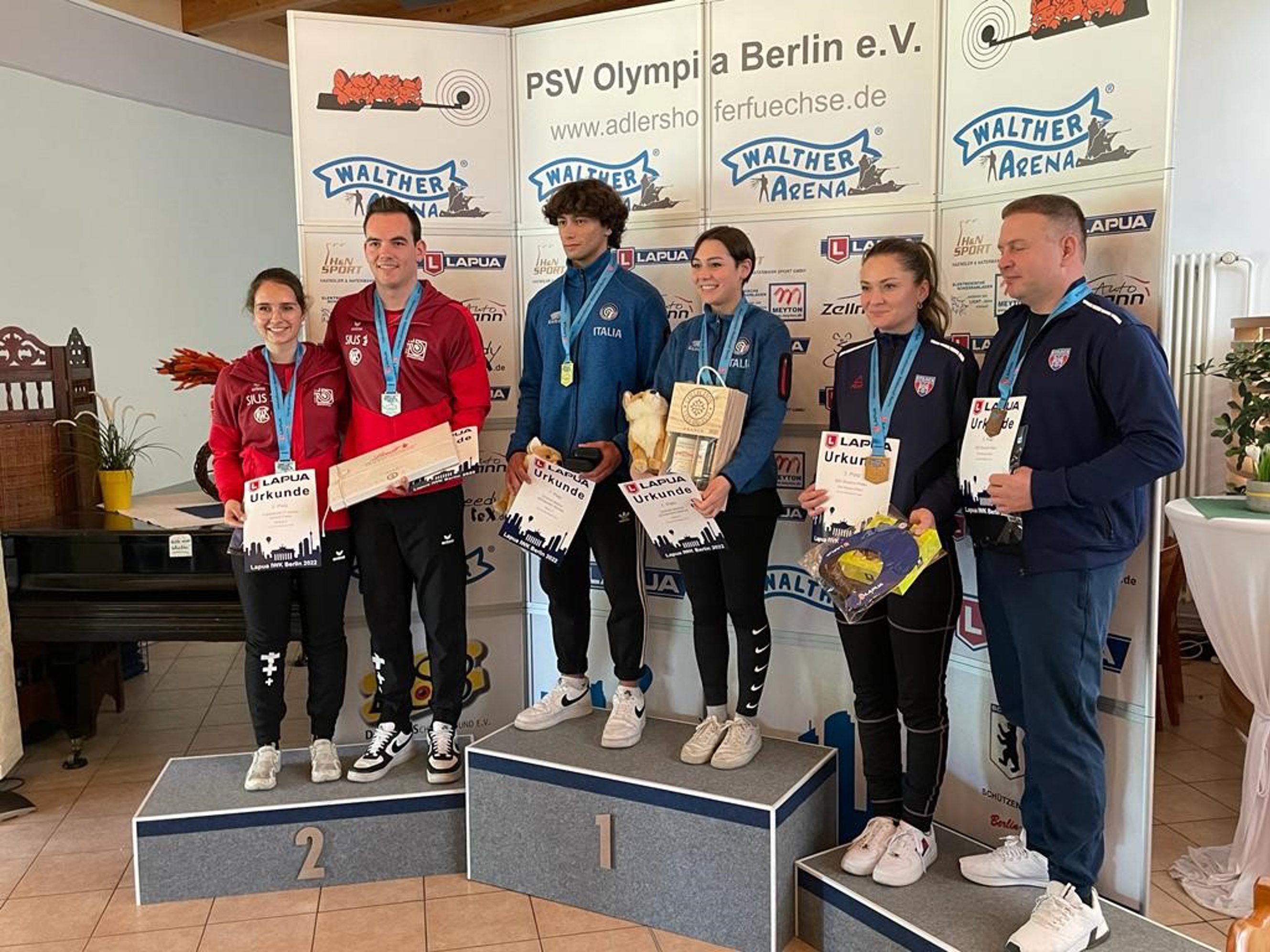 Das Podest: Silber für Schweiz 2 mit Annina Tomaschett und Fabio Wyrsch. Gold ging an Italien, Bronze holte sich CSA Steaua mit Altmeister Peter Sidi (ganz rechts im Bild).