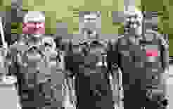 K1600_Hirt.JPG Treffsichere Militär (v.l.): Brigadier Peter C. Stocker (Kommandant Militärakademie, MILAK), KKdt Aldo C. Schellenberg (Chef Kommando Operationen – Stv CdA), Oberst Daniel Bosshard (Kreiskommandant Kanton Zürich)