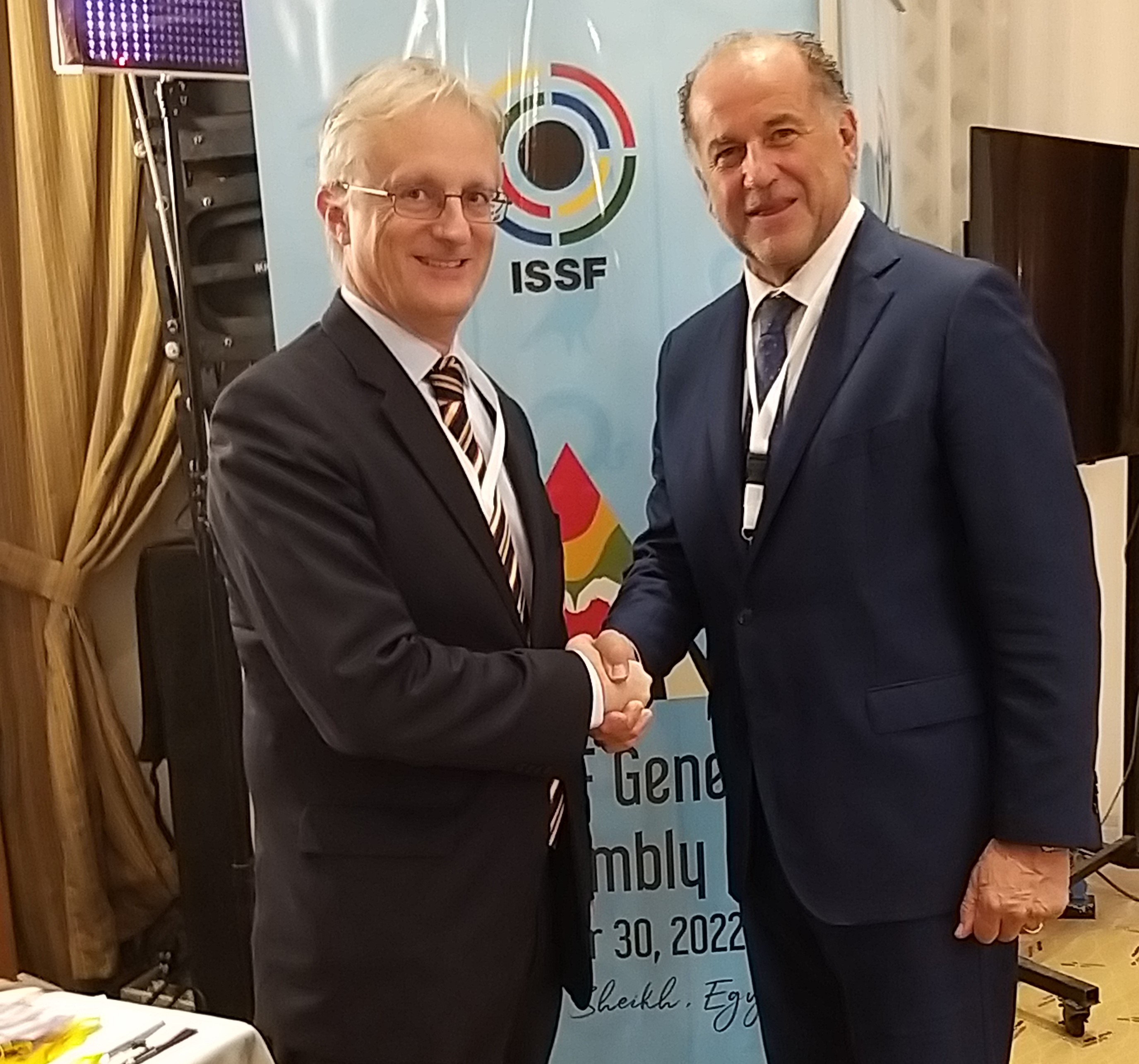 SSV-Präsident Luca Filippini gratuliert Luciano Rossi zur Wahl als neuer ISSF-Präsident.