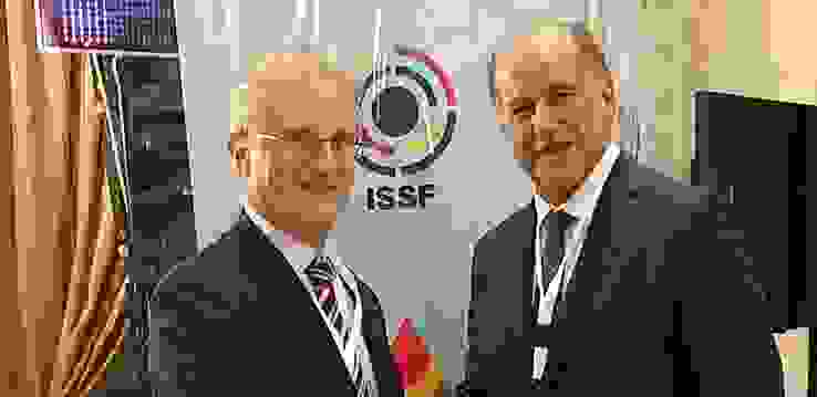 Légende de la photo: le Président de la FST Luca Filippini félicite Luciano Rossi pour son élection en tant que nouveau Président de l'ISSF.