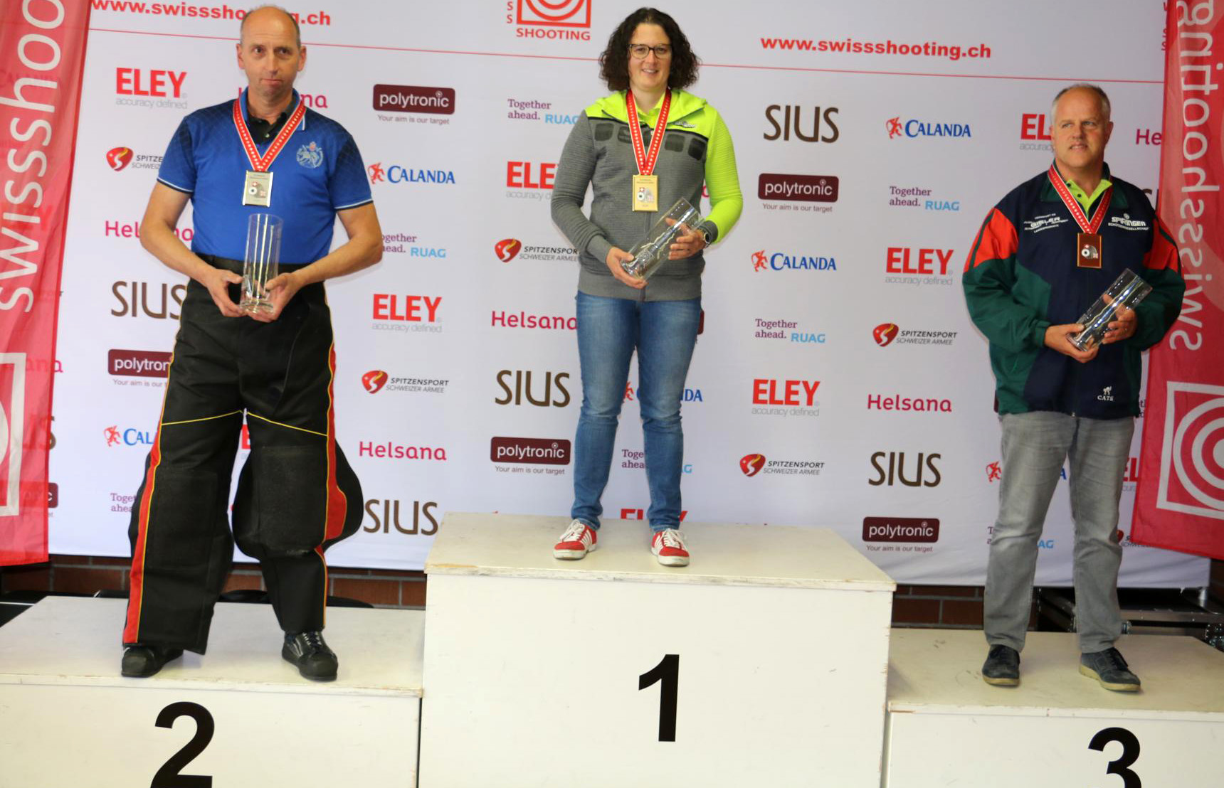 Marina Mathis zuoberst auf dem Podest, flankiert von Fritz Rohrbach als Zweiter und Daniel Baumann als Dritter.