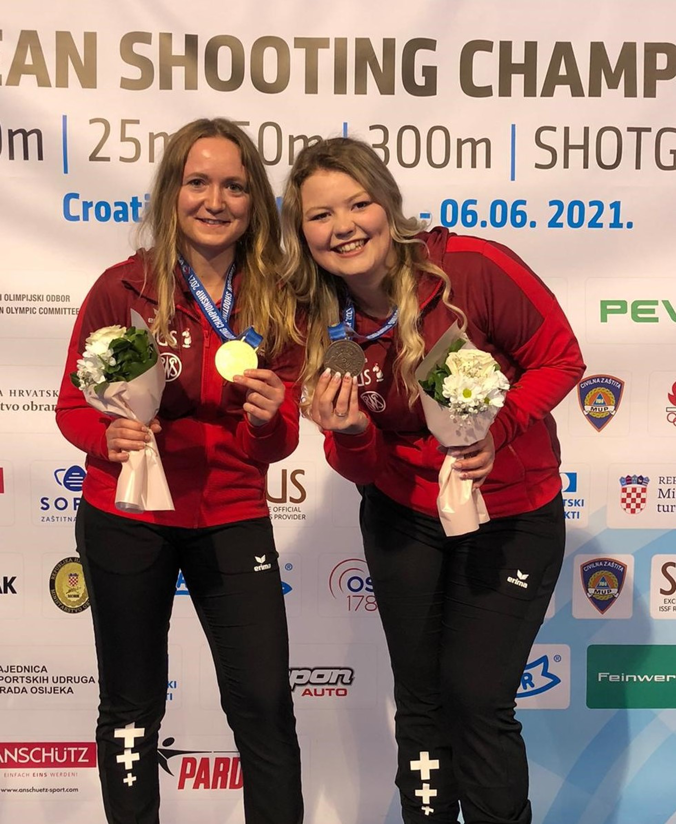 Die EM-Debütantinnen Muriel Züger und Anja Senti (v.l.) zeigen stolz ihre Gold- und Bronzemedaille.