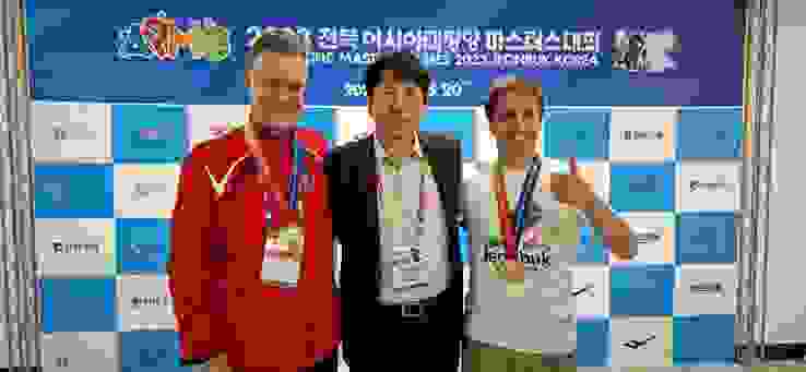 Siegerbild Sieger Liegendkampf Gewehr 50m der Kategorie 50+ (v.l.): 2. Svein Gunnar Slordahl (NOR), Lee Eun-Chul (KOR), Olympiasieger im Liegendkampf Gewehr 50m von Barcelona 1992, 1. Markus
Mölbert (SUI).