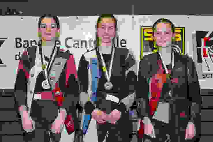 K1600_02 Gewehr U17, vlnr Enya Zbinden, Lea Sturny, Mélissa Maag.JPG Das Podest Gewehr 10m U17 (v.l.): Enya Zbinden, Lea Sturny und Mélissa Maag.